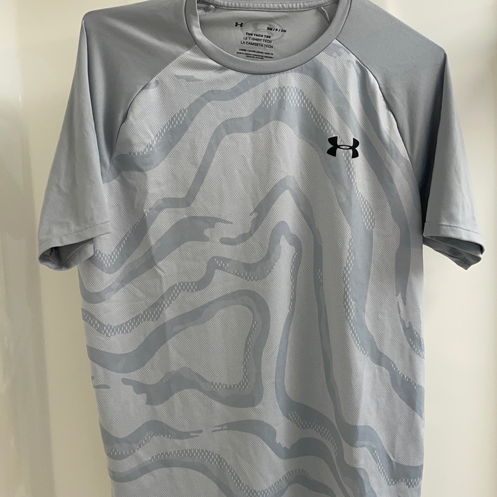 Men’s Under Armor tech tee size small.